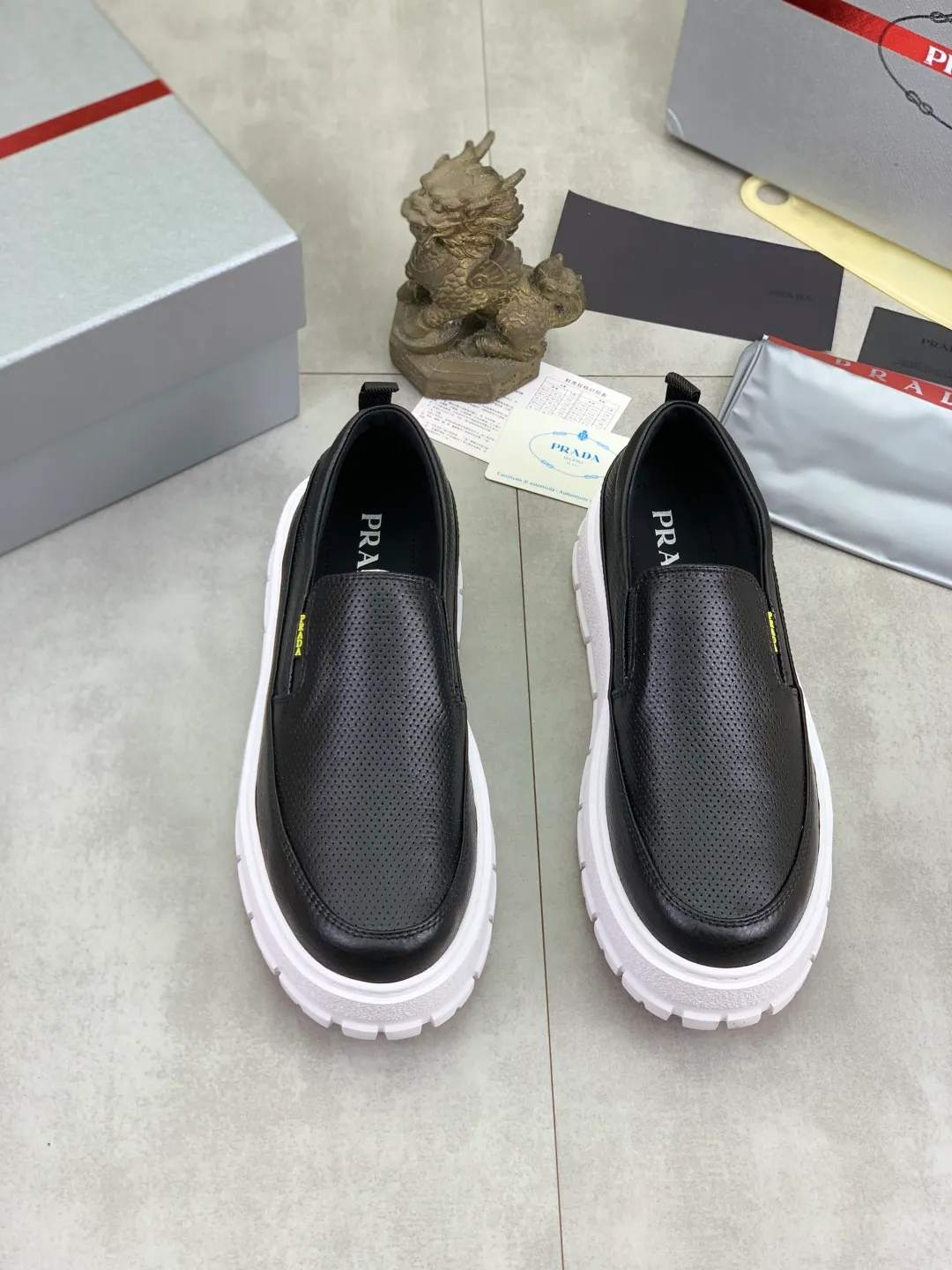 Men's shoes 💰P560💰[New model] The top version is available on the official website, 🆘 The trendy brand (Prada) mainly promotes the popular model, avant-garde and versatile fashionable men's shoes, private version mold opening, cowhide surface splicing 1:1.. Stylish and simple, original imported cowhide lining cowhide feet; the atmosphere and personality are more fashionable, eye-catching and pursuing class. It will subvert the old idea and be a must-have for fashionistas with you! Must keep it for yourself! Tall and comfortable, large and low, high-end quality workmanship. The new high-end outsole on the official website. Size: 38-45. 4️⃣colors available.